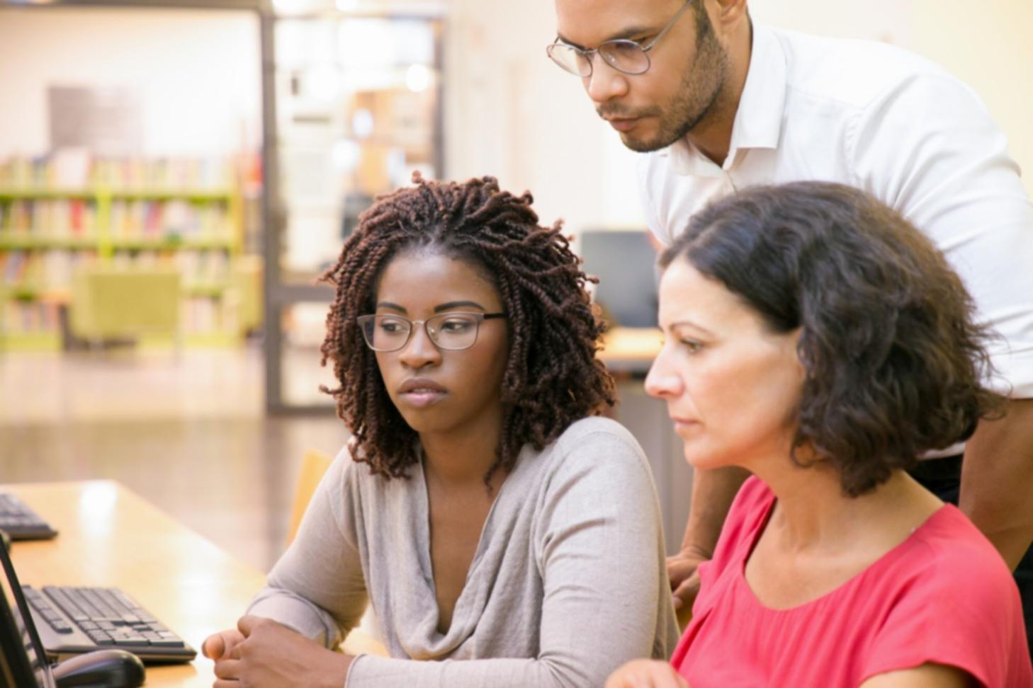 Bureau de consultation familiale avec ambiance chaleureuse et professionnelle