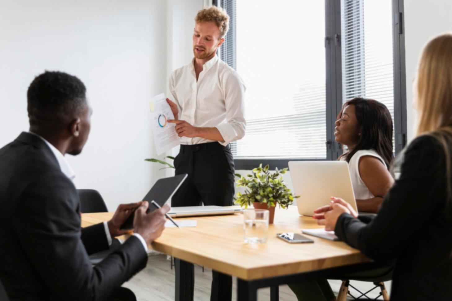 Discussion financière entre conseillers et clients dans un bureau lumineux à Strasbourg